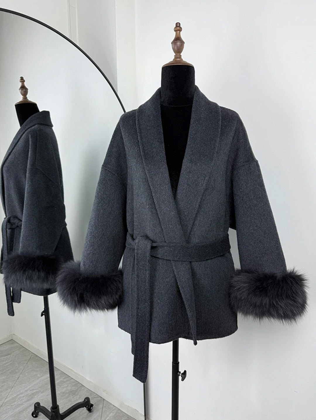 Manteau en Laine à Poignets en Fourrure